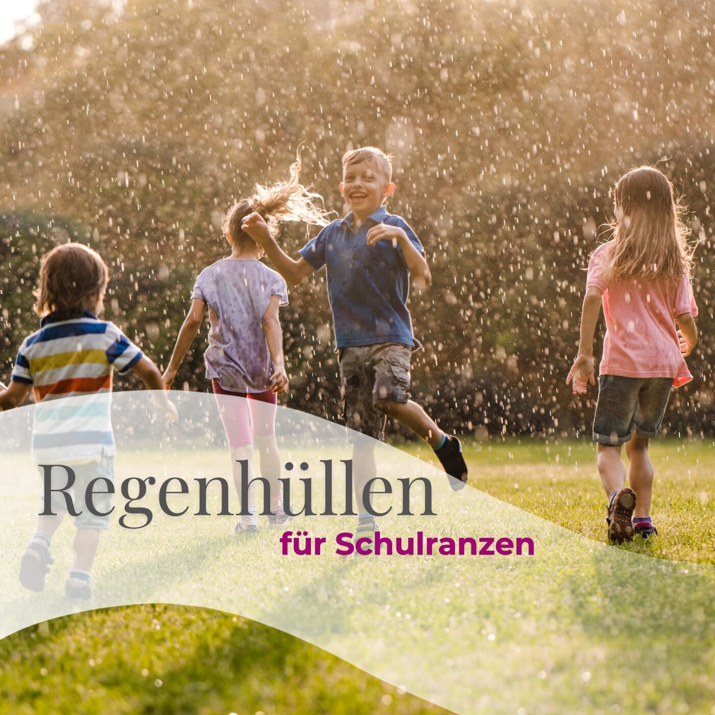 Kinder springen im Regen