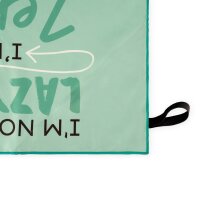 Legami Fitness-Handtuch - Panda, zusammengerollt, Ansicht schräg von vorn, zeigt süßes Panda-Design und praktische Tasche.