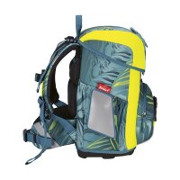 Scout Neo Set Action Schulranzen-Set frontal mit Zubehör, seitlich leicht geneigt, zeigt Motiv, Reflektoren und Details.