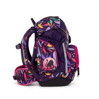 Ergobag pack AmBärzonas Schulrucksack seitlich mit geschlossenem Deckel, Sicht auf Seitenansicht und Reflektoren.