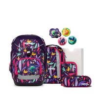 Ergobag pack AmBärzonas Schulrucksack-Set frontal mit Zubehör, Sicht auf Ranzen, Federmäppchen, Sportbeutel, seitlich leicht gedreht.