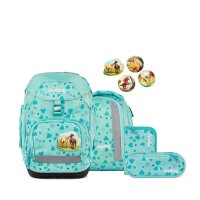 ergobag pack ReitBärtraum Schulrucksack frontal fotografiert, zeigt pink-lilanes Design mit Pferdemotiv und Reflektoren