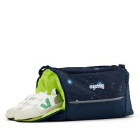 ergobag Sporttasche KoBärnikus 01506-900L9-10 schräg von vorne mit Sicht auf Hauptfach, Tragegriffe und Bärenmotiv-Design