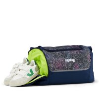 ergobag Sporttasche Bärlaxy seitlich frontal fotografiert, zeigt Tragegriffe, Schultergurt und galaktisches Design mit Sternen