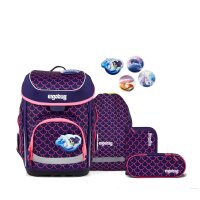 Ergobag Cubo PerlentauchBär Schulranzen frontal, zeigt bunten Ranzen mit Bär-Motiv auf hellblauem Hintergrund.