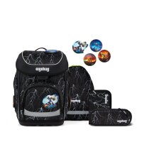 Ergobag Cubo Super ReflektBär Schulrucksack, Frontansicht, zeigt reflektierende Details und Bärenmotiv auf dunklem Hintergrund.