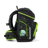 Ergobag Cubo CyBär Race Schulrucksack frontal, zeigt reflektierende Details, sportliches Design und festen Stand.