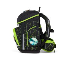 Ergobag Cubo CyBär Race: Schulranzen von schräg vorne links, zeigt Design mit Bären-Motiv und reflektierenden Elementen.