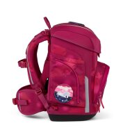Ergobag Cubo MondzauBär Schulranzen Artikel 01510-90397-10, seitliche Vorderansicht mit Motiv und Reflektoren.