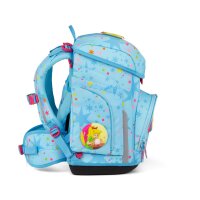 Ergobag Cubo Bärhext Schulranzen, frontal leicht seitlich gezeigt, mit reflektierenden Details und buntem Bärenmotiv.