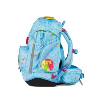 Ergobag pack Bärhext Schulrucksack, Frontansicht mit geschlossenem Deckel, zeigt buntes Hexen-Motiv auf dunklem Hintergrund.