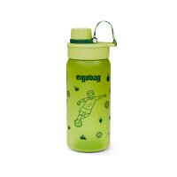 Ergobag Trinkflasche Fußball, Artikel 00828-20172-10, seitlich frontal, grün-schwarz mit Fußballmotiv und grauem Deckel.