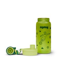 Ergobag Trinkflasche Fußball 00828-20172-10 seitlich stehend, zeigt Fußball-Design und grünen Deckel auf weißem Hintergrund.