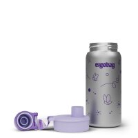 Ergobag Edelstahl Trinkflasche Schmetterling seitlich stehend, zeigt bunte Schmetterlingsmotive auf silberner Flasche mit lila Deckel.