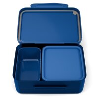 ergobag Edelstahl Brotdose Fußball seitlich schräg fotografiert, zeigt Deckel mit Fußball-Motiv und sicheres Verschlusssystem