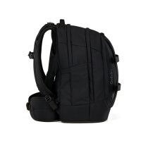 Satch Pack Schulrucksack Blackjack in Nahaufnahme, seitliche Perspektive, getragen von Schüler, Fokus auf Design und Passform.