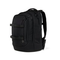 Satch Pack Schulrucksack Blackjack seitlich stehend, schwarze Farbe mit reflektierenden Details vor weißem Hintergrund.