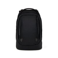 Satch Pack Schulrucksack Blackjack in Frontansicht – modernes Design, schwarz mit Details, freistehend vor weißem Hintergrund.