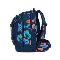 Satch Pack Schulrucksack Crazy Twist seitlich frontal, zeigt buntes, abstraktes Muster mit ergonomischen Trägern.