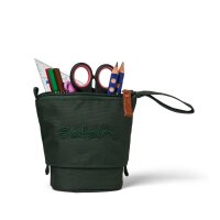 Satch Pencil Slider Nordic Forest Green von schräg oben – geräumiges Federmäppchen in tiefem Waldgrün mit Reißverschluss.