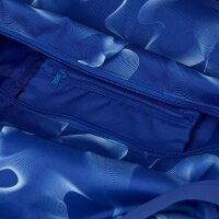 Satch Sporttasche Vibrant Blue seitlich frontal – geräumig, modern, blaue Farbe mit Reflektoren und Tragegriffen.